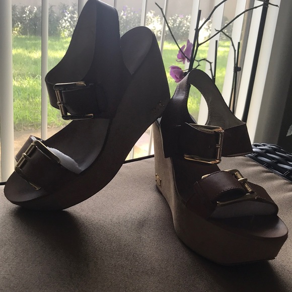 MICCHAEL KORSE WEDGE SANDAL WITH WIDE BUCKLE . - Picture 2 of 13